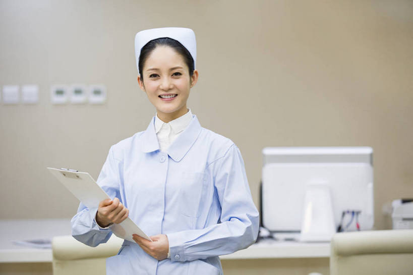 东方人,成年人,一个人,医生,护士,医院,笑,微笑,露齿笑,横图,室内,白天,正面,制服,快乐,幸福,热情,信心,技术,北京,中国,亚洲,握,正装,注视,笔记本,观察,看,站着,医护人员,医疗人员,职业,握着,摄影,观看,技巧,察看,卫生,关爱,关注,肖像,手艺,东亚,技能,技艺,信任,年轻女性,女人,女性,亚洲人,中国人,年轻人,大夫,半身,彩图,妙技,病历,本领,bj175